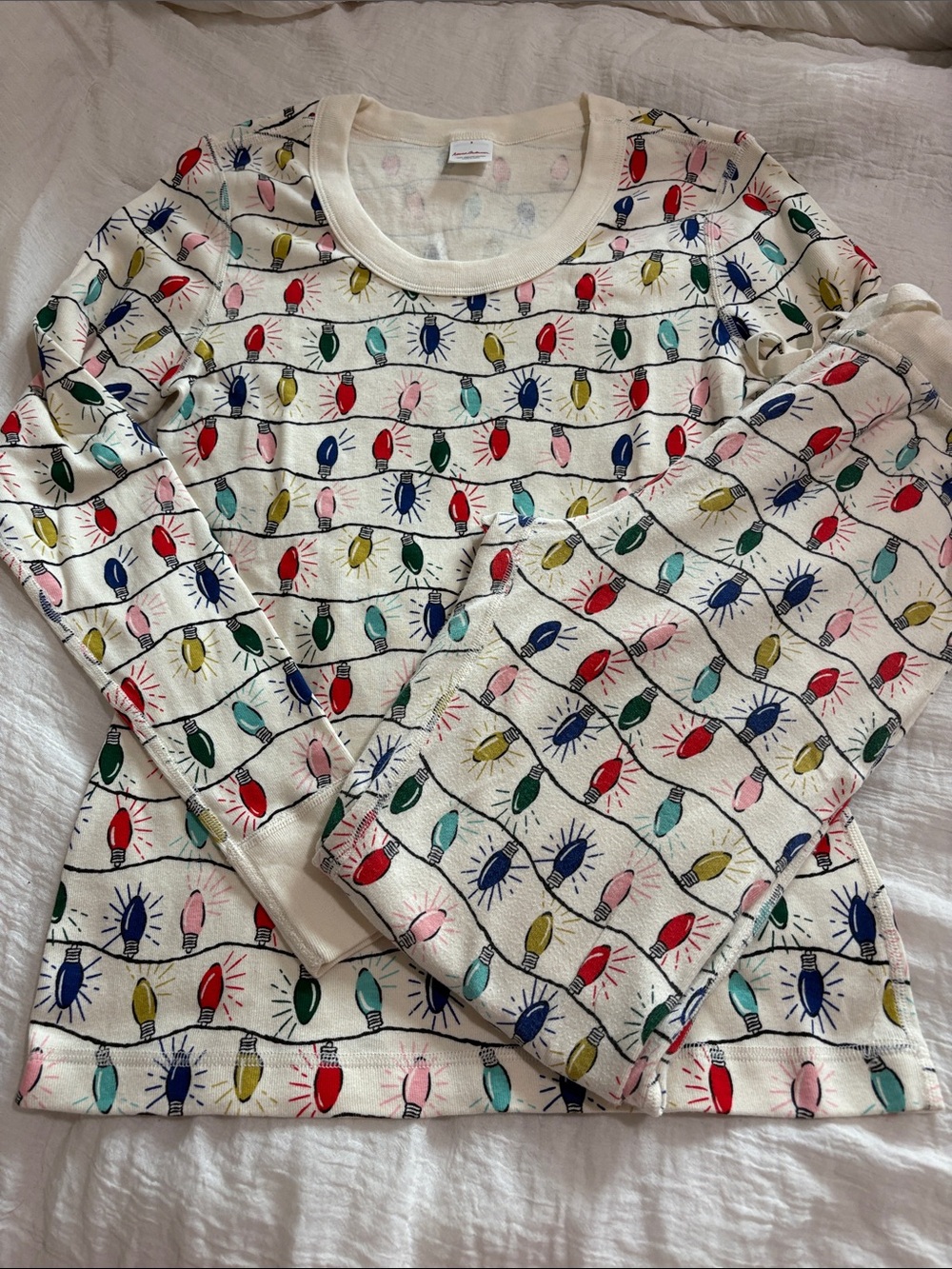 Hanna Andersson Cream Pajama Top & Pants with Multicolor Holiday Light Small